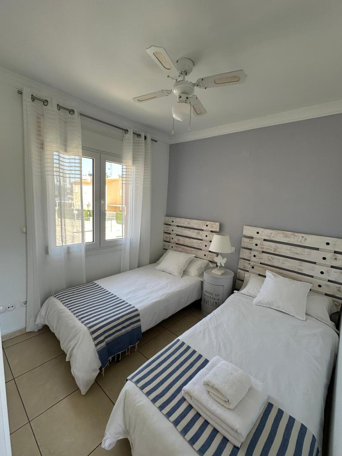 Oliva Nova Flat In Front Of Met Apartment Bagian luar foto